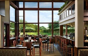 2 restauranter, lunsj og middag serveres, amerikanske retter