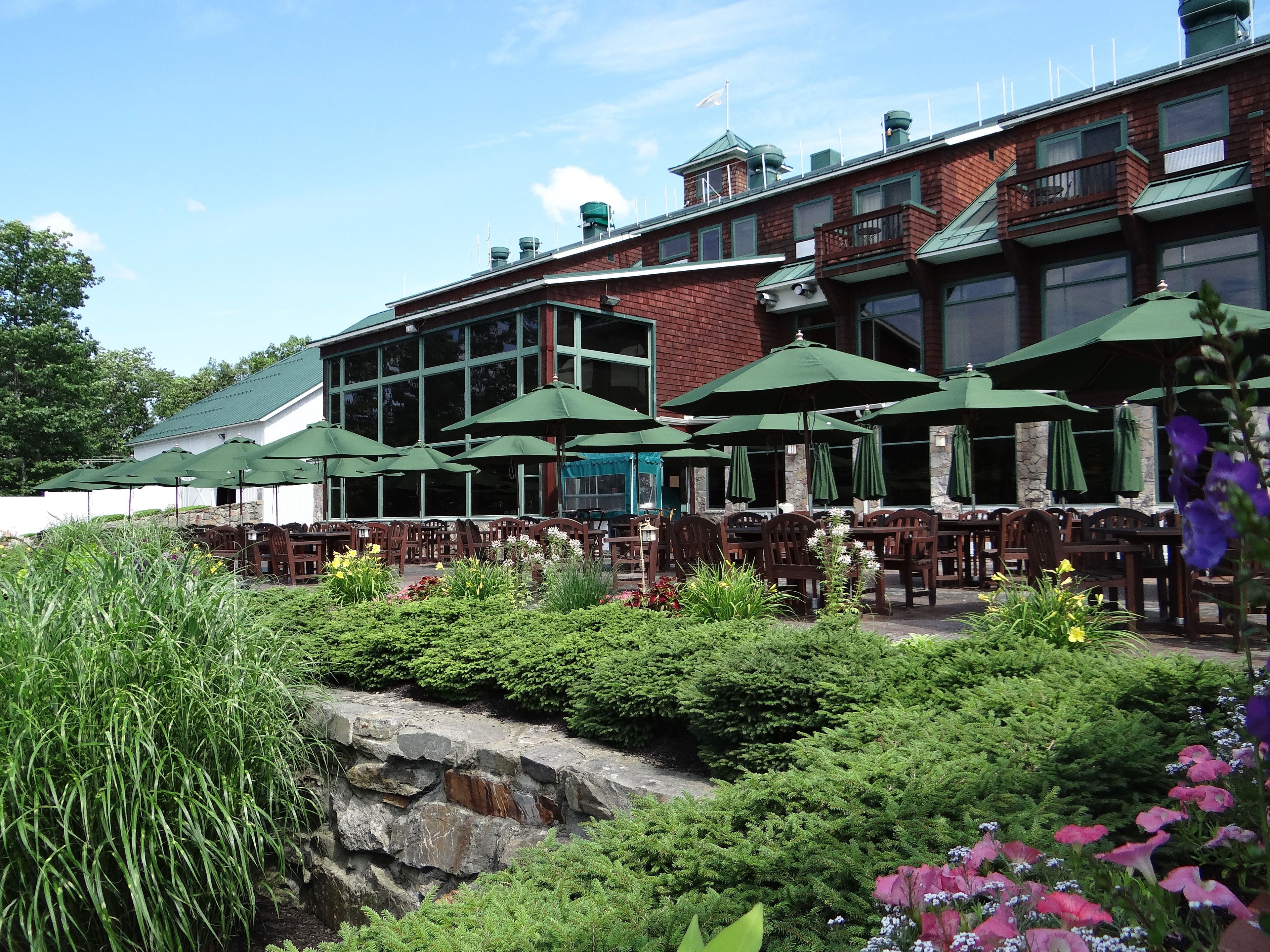 2 restaurants, lunch, dinner served; american cuisine