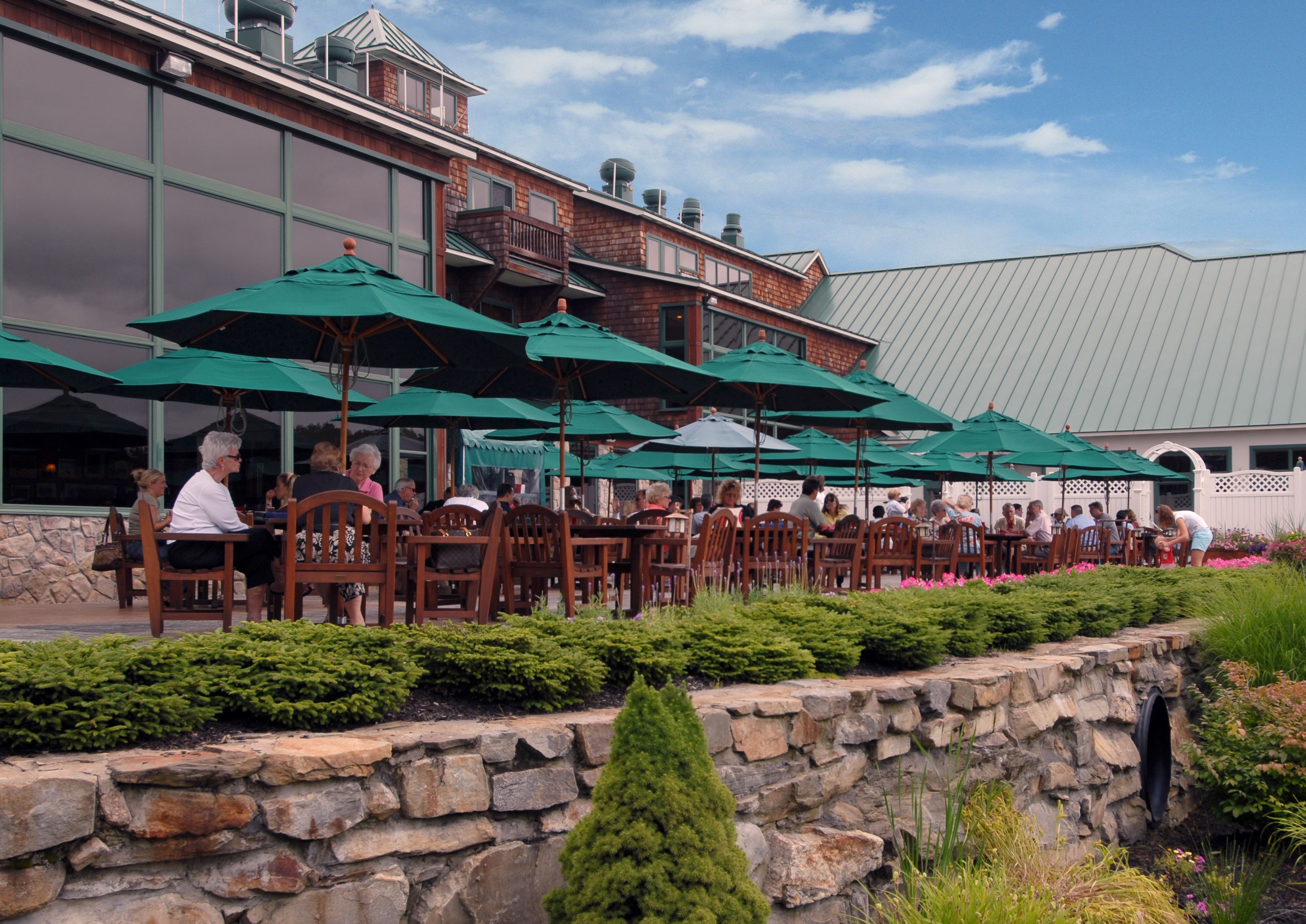 2 restaurants, lunch, dinner served; american cuisine