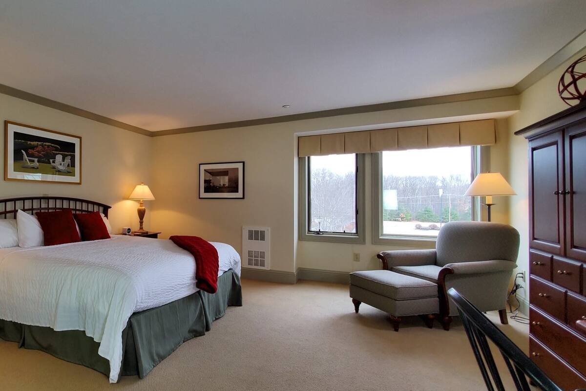 Room, 1 King Bed | Desk, iron/ironing board, cribs (surcharge), rollaway beds (surcharge)