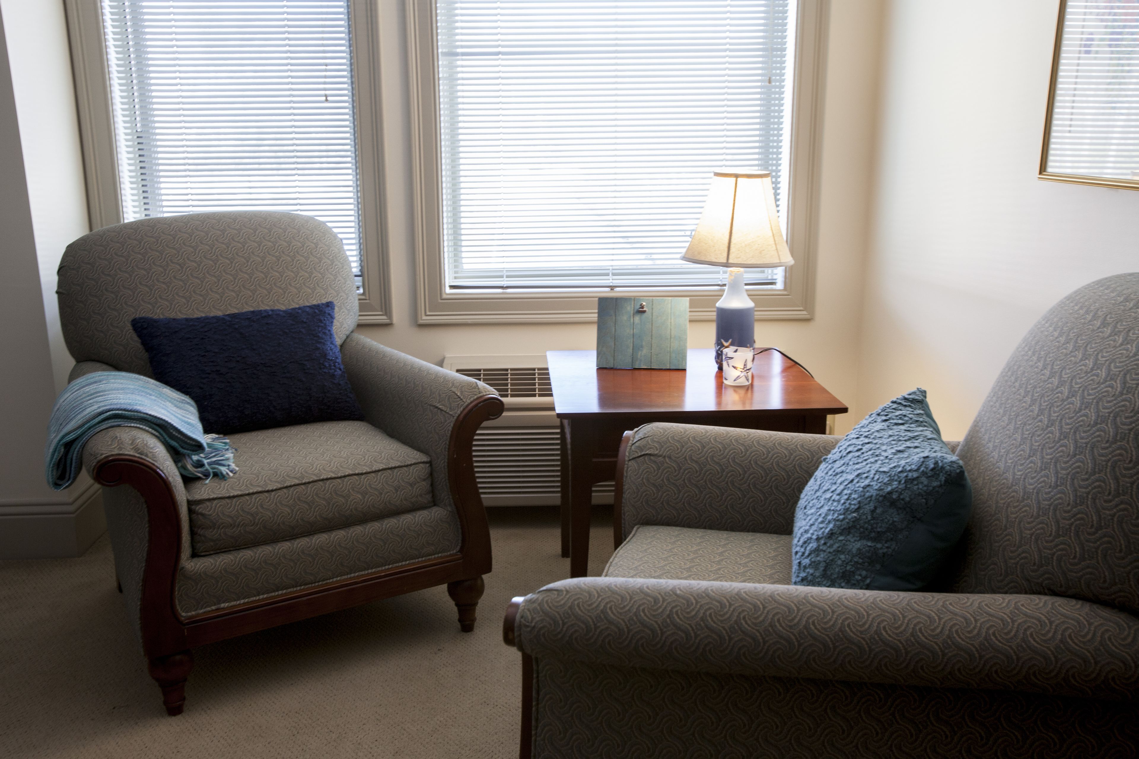 room, 1 king bed | living area | flat-screen tv