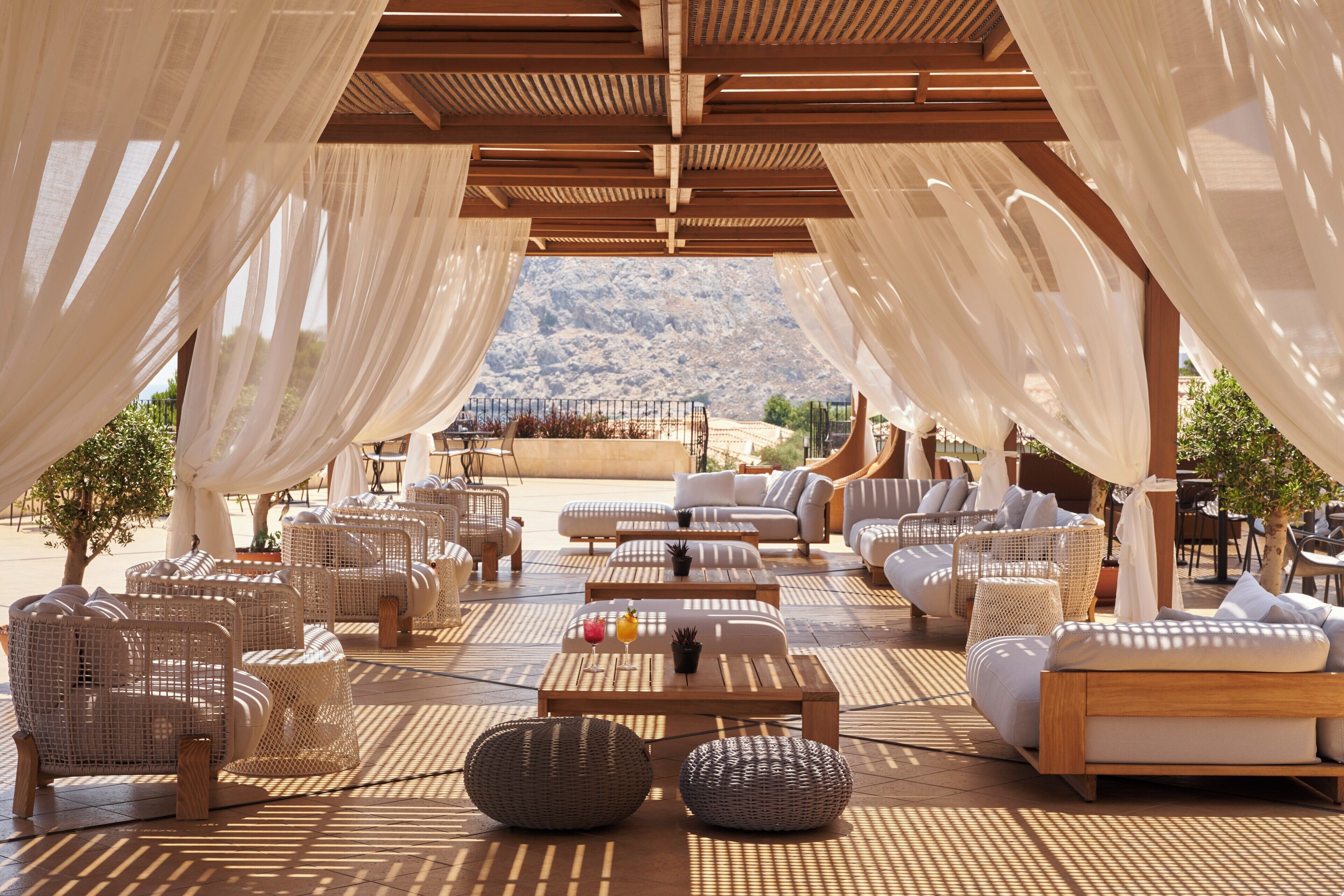 3 bars/lounges