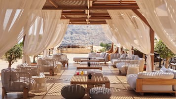 3 bars/lounges