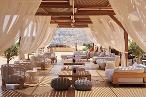 3 bars/lounges