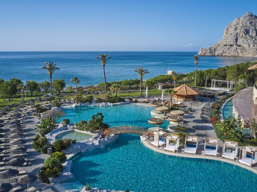 Indendørs pool, sæsonbestemt udendørs pool, liggestole