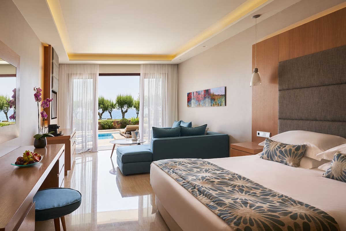 Junior Suite Beach Front Swim up Sea View | In-room safe, desk, blackout drapes, free WiFi