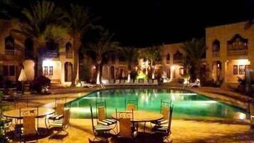 Una piscina techada, una piscina al aire libre