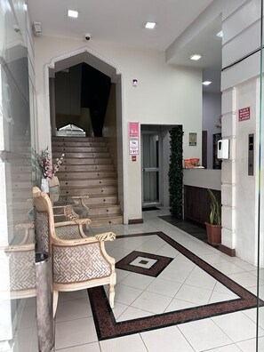 43-inch TV with satellite channels, pay movies, streaming services - Hotel Las Peñas (Guayaquil)