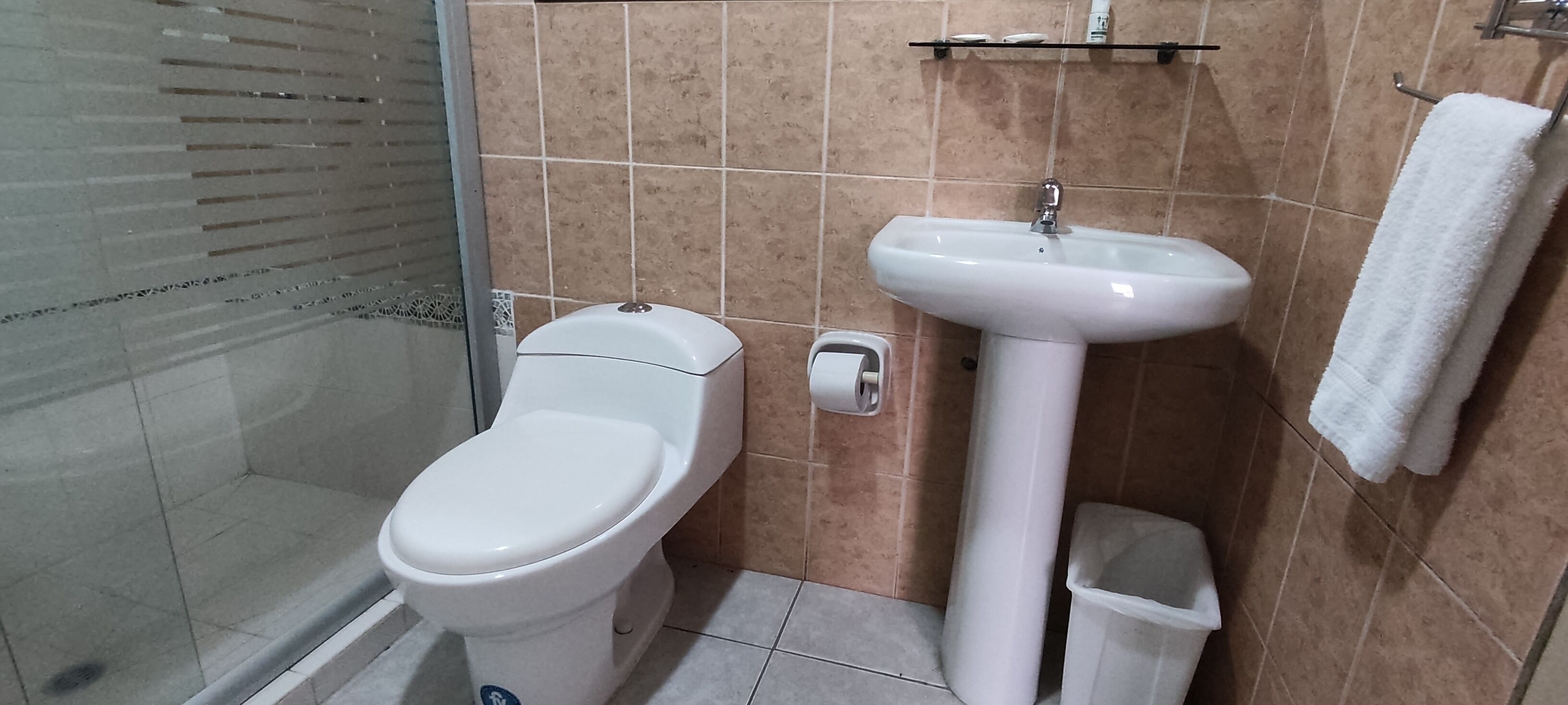 triple room | bathroom | shower, free toiletries, towels, soap