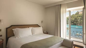 Suite, balcone, vista mare | Copriletto in piuma, minibar, una cassaforte in camera