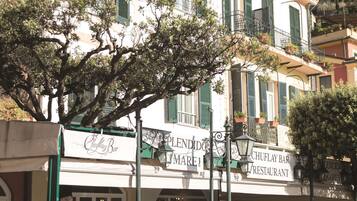 Un bâtiment abritant un restaurant appelé « Chifley Bar » et portant une enseigne pour le restaurant « PENDIDO'S MARE ».