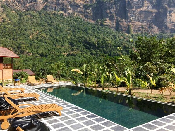 Outdoor pool - Keinnara Hpa An (Hpa-An)