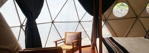 Minibar, coffres-forts dans les chambres, bureau