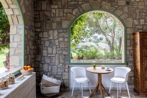 Desayuno buffet (EUR 12 por persona) 