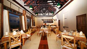 2 restaurants, breakfast, lunch served; local and international cuisine