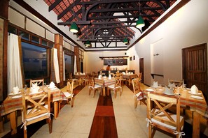 2 restoran dengan sajian hidangan lokal dan internasional