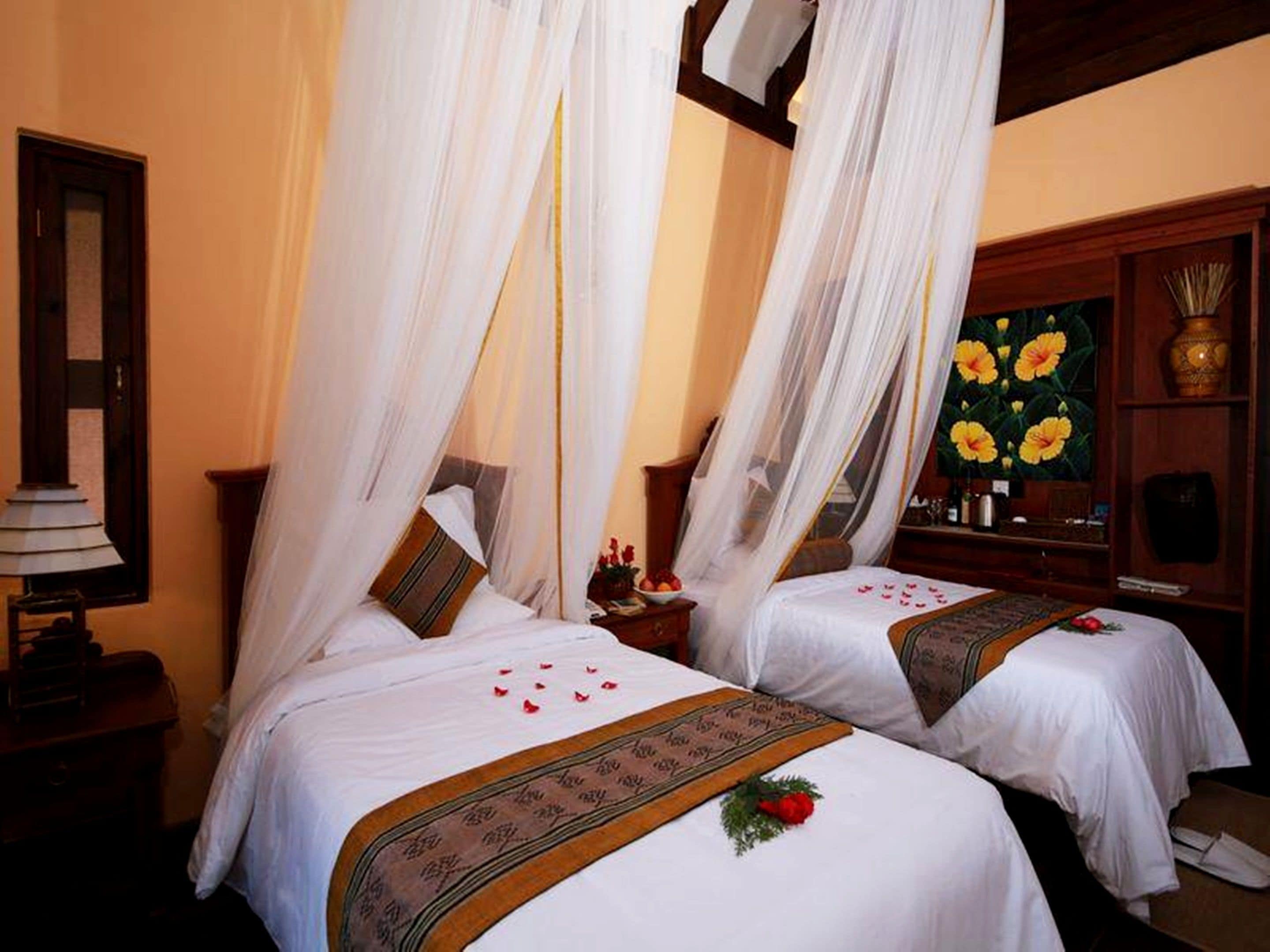 Deluxe villa | Een minibar, een kluis op de kamer, een bureau, verduisterende gordijnen