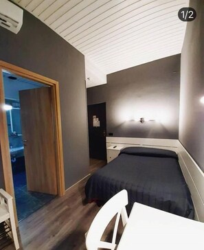 Une chambre à coucher moderne avec un lit, une table de chevet et un bureau.