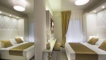 Ein Hotelzimmer mit zwei Betten, einem Schreibtisch und einem Spiegel.