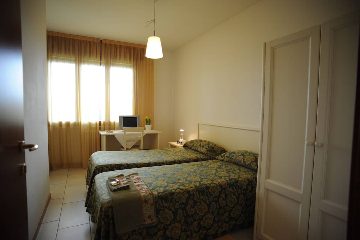 Economy Twin Room | Desk, free WiFi