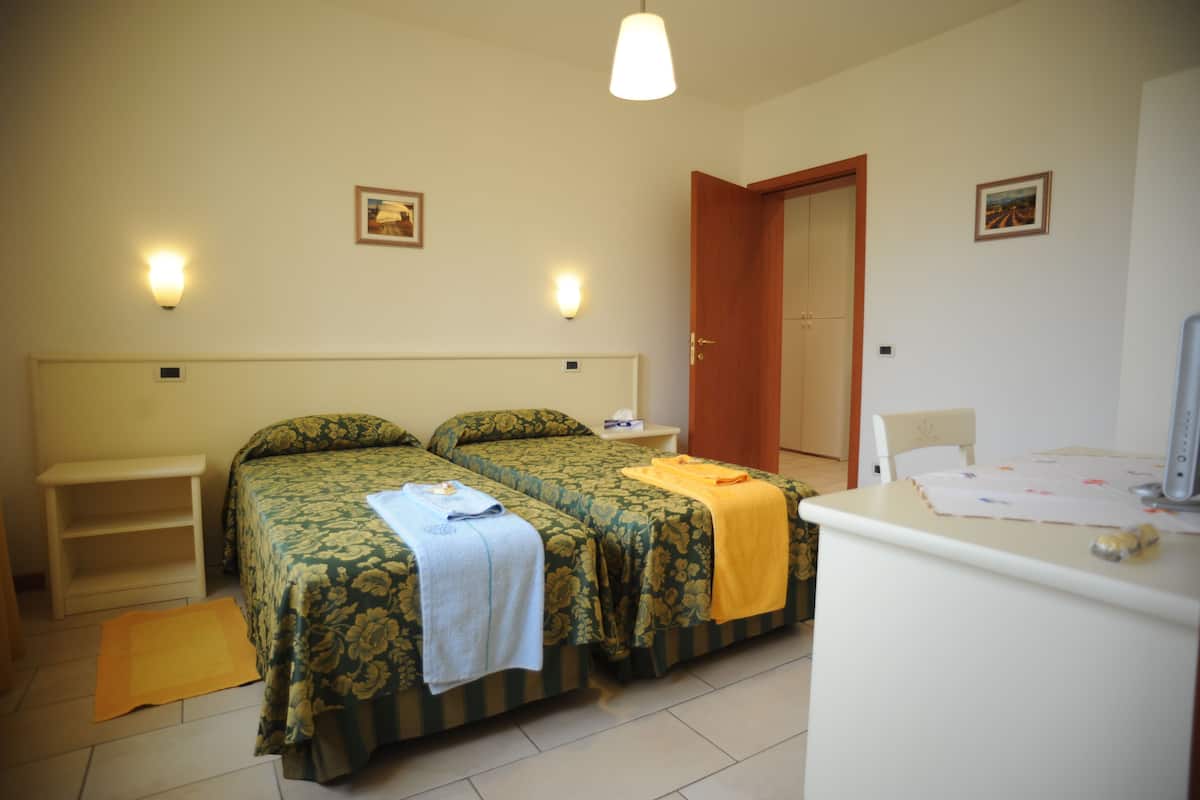 Standard Triple Room | Desk, free WiFi