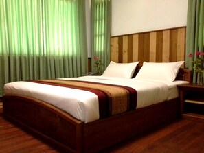 Minibar, caja de seguridad en la habitación y escritorio 