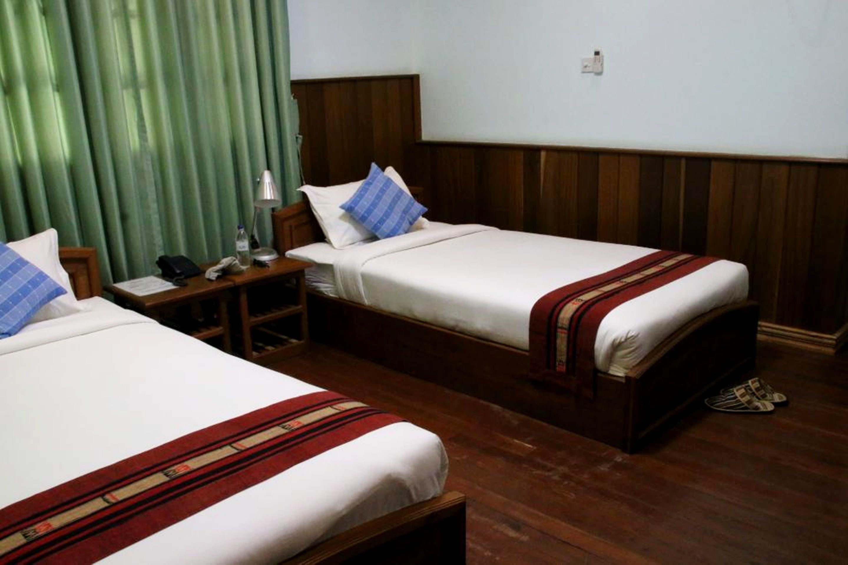 迷你吧、客房内保险箱、办公桌、遮光窗帘