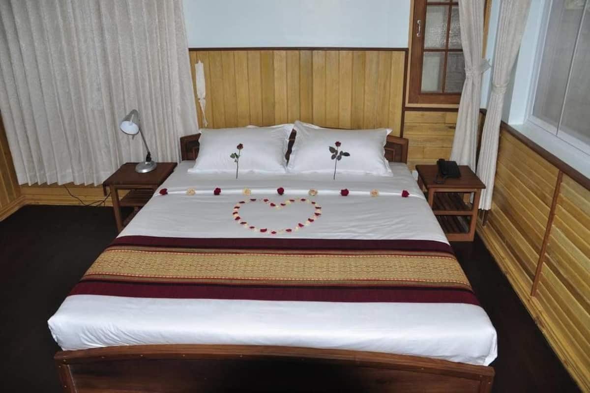 Deluxe Bungalow | Minibar, in-room safe, desk, blackout curtains