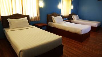 Triple Room | 1 bedroom, minibar, in-room safe, desk