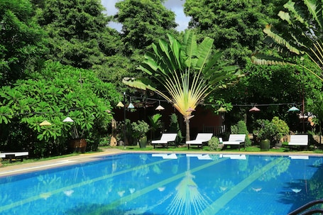 Outdoor pool. Thante Hotel- Nyaung Oo