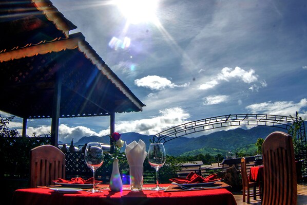 Breakfast, lunch, dinner served; local and international cuisine 