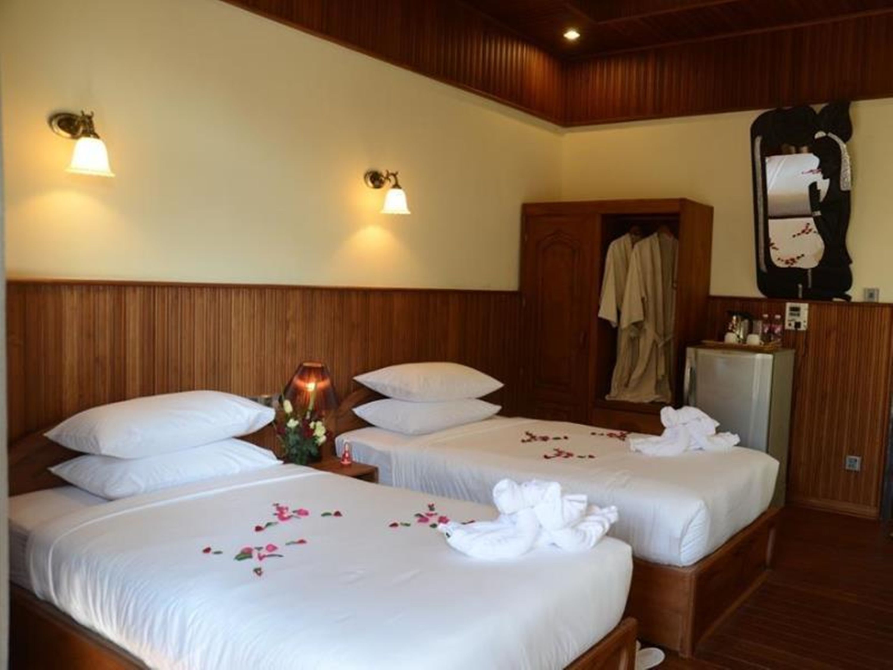 Minibar, in-room safe, desk, free WiFi