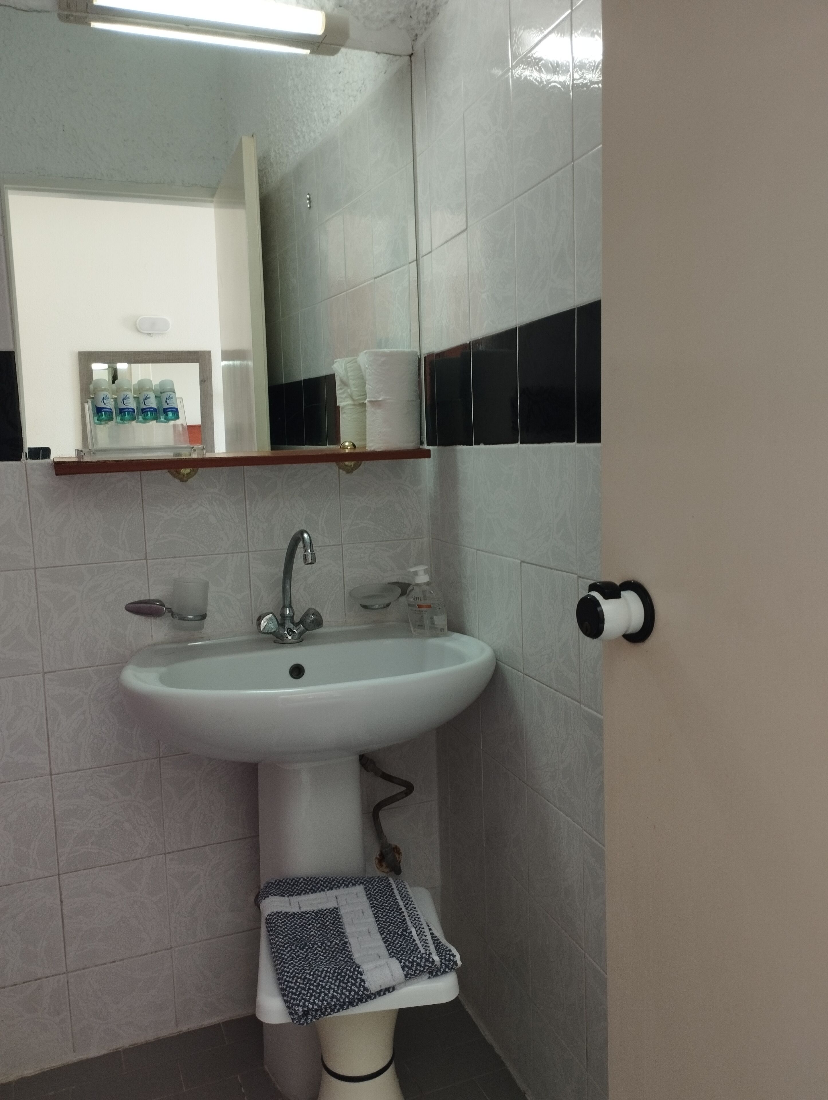 Double Room | Bathroom | Shower, free toiletries, hair dryer, towels