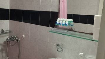 Appartement | Salle de bain | Douche, articles de toilette gratuits, sèche-cheveux