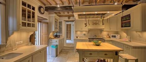 Panorama villa, 6 slaapkamers (Villa Cretole) | Privékeuken | Een koelkast met diepvriezer, een microgolfoven, een oven, een kookplaat