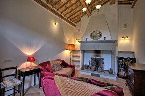 Villa panoramique, 6 chambres (Villa Cretole) | Aire de séjour | Téléviseur à écran plat, foyer