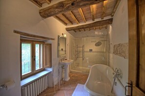 全景别墅, 6 间卧室 (Villa Cretole) | 浴室 | 淋浴/盆浴组合、深泡浴缸、吹风机、坐浴桶