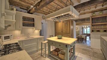 Villa panorámica, 6 habitaciones (Villa Cretole) | Cocina privada | Frigorífico grande, microondas, horno y placa de cocina