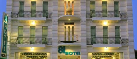 Fachada da propriedade à noite