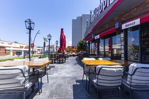 Outdoor dining - Motto Premium Hotel&spa (Marmaris)