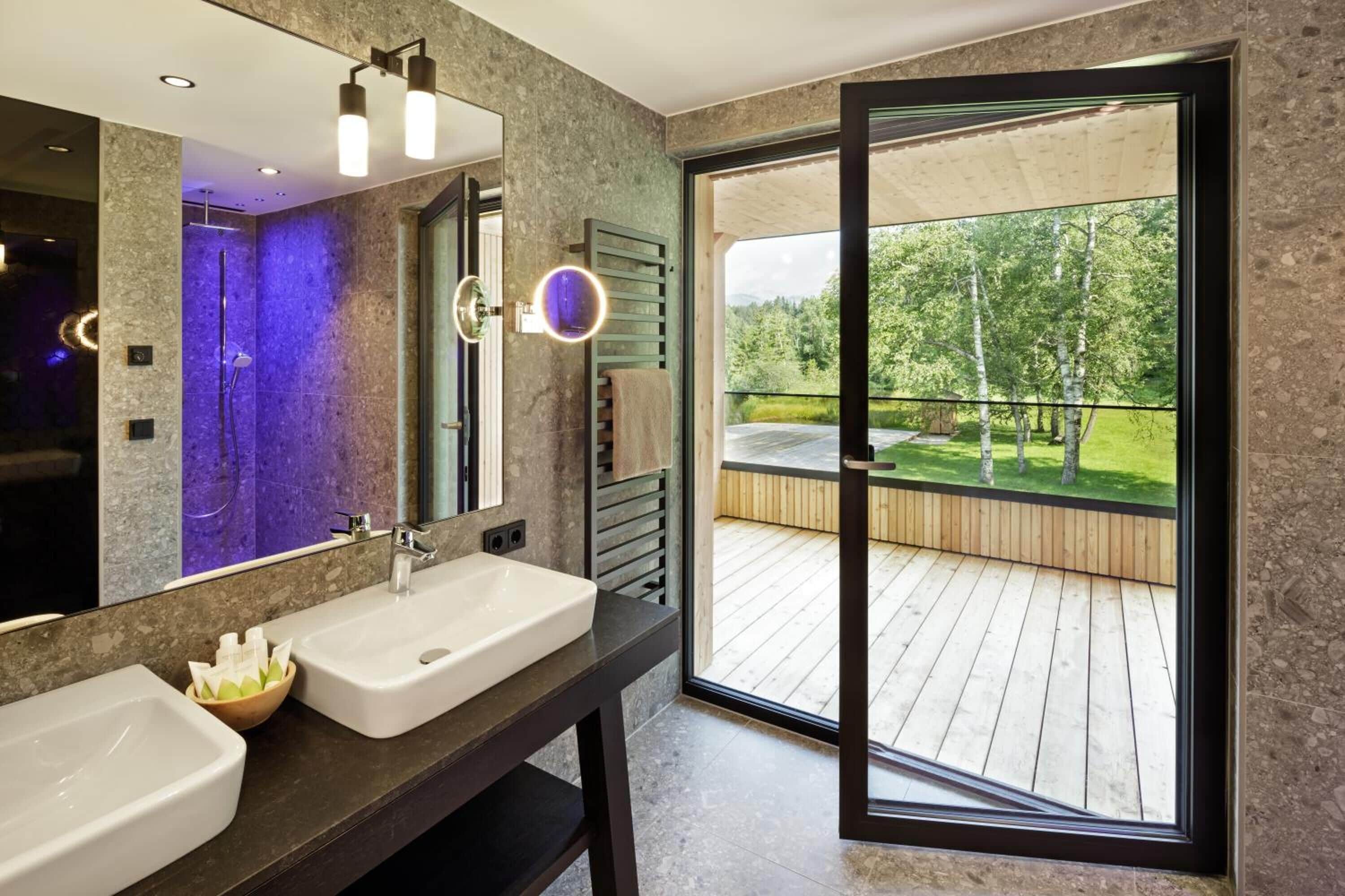 Een regendouche, milieuvriendelijke toiletartikelen, een haardroger