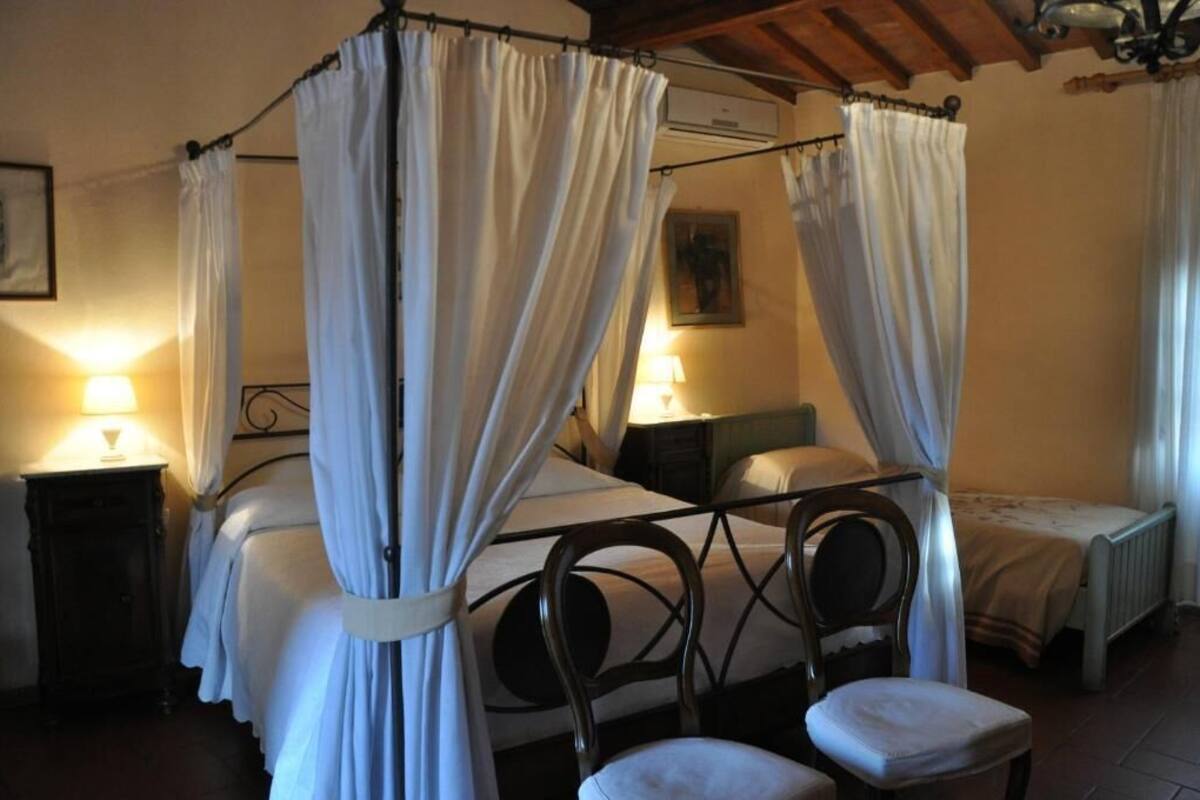 Triple Room | Peti besi dalam bilik, meja 