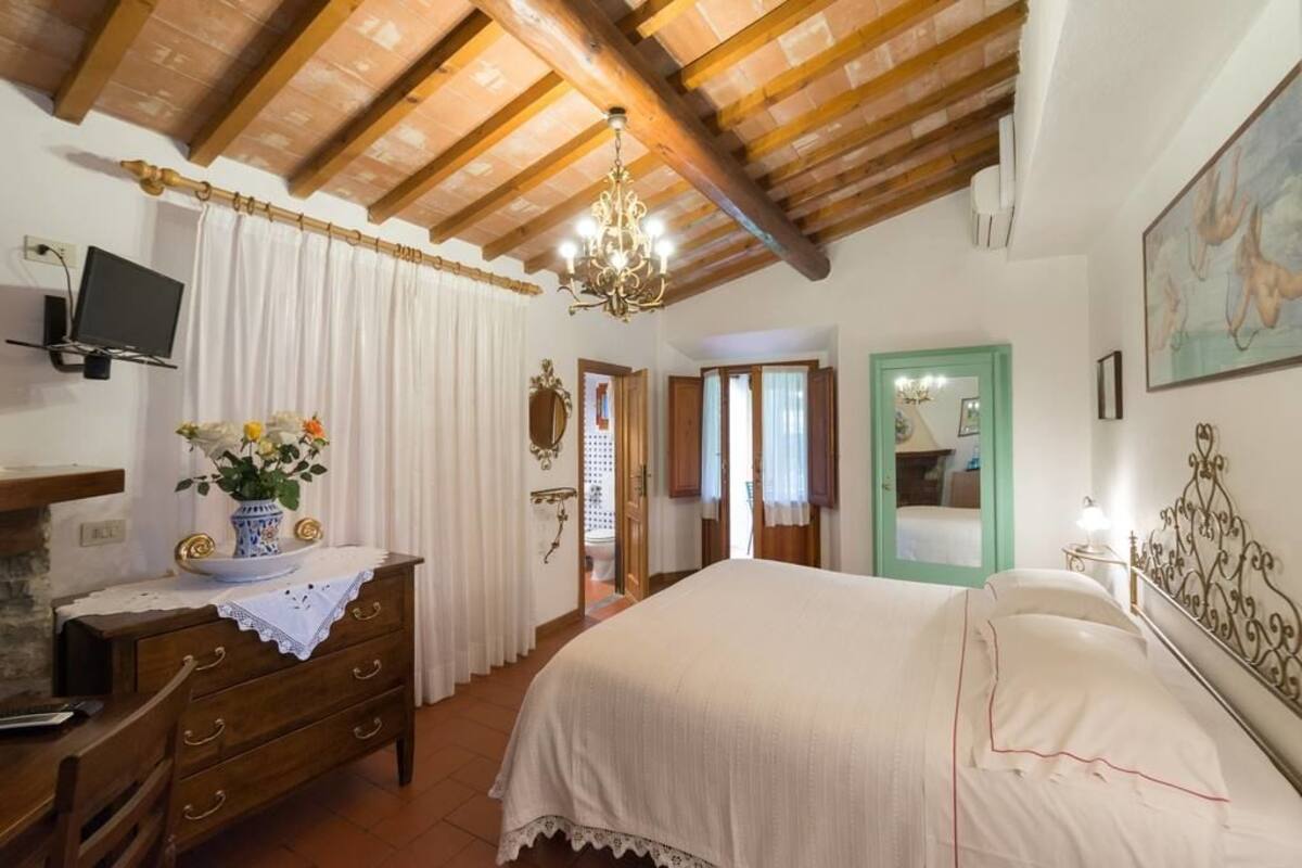 Double Room | Peti besi dalam bilik, meja 