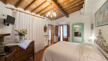 Camera doppia | Una cassaforte in camera, una scrivania