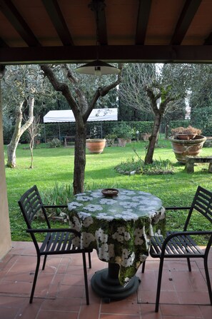 ตู้นิรภัยในห้องพัก, โต๊ะทำงาน