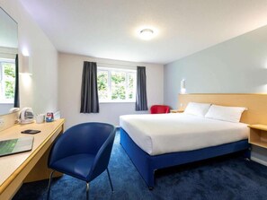 Desk, laptop workspace, iron/ironing board, free WiFi - go2 Dundee Camperdown Hotel (Dundee)
