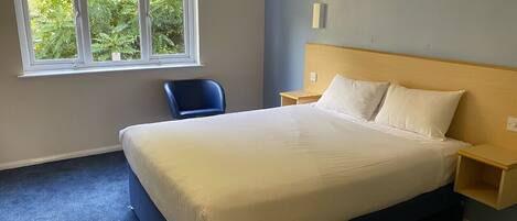 Escritorio y espacio para trabajar con un portátil