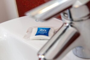 Combined shower/tub, eco-friendly toiletries, towels, soap - go2 Dundee Camperdown Hotel (Dundee)