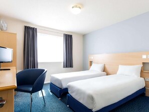 Desk, laptop workspace, iron/ironing board, free WiFi - go2 Dundee Camperdown Hotel (Dundee)