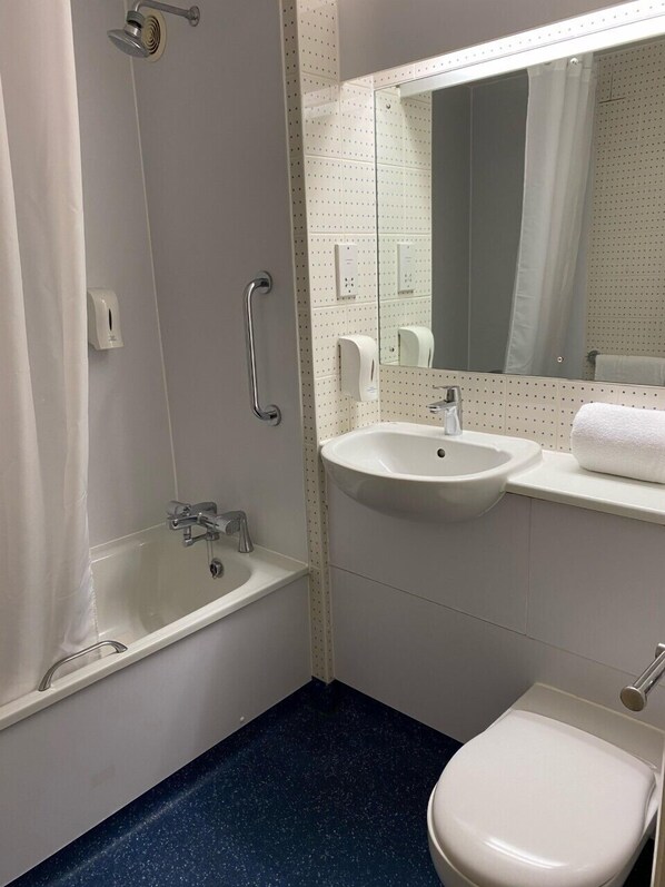 Une salle de bain avec une baignoire, un lavabo et des toilettes.